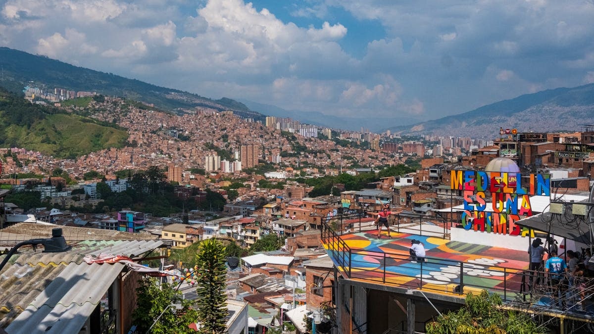 Panoramic view of Medellín's vibrant cityscape and mountains under a clear sky.